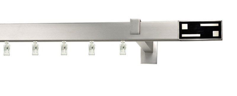 Hranatá garnýž AVENO ASTER v chromovém provedení. Hliníkový profil 31×13 mm, univerzální montáž na strop nebo stěnu.