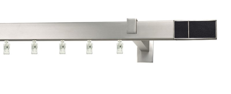 Chromovaná garnýž AVENO CROCO BLACK s hranatým profilem 31×13 mm. Vhodná pro montáž na stěnu i strop v moderním interiéru.
