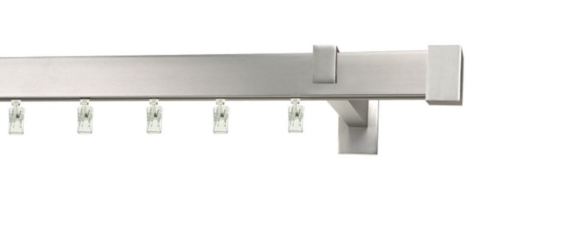 Jednořadá garnýž Aveno Loreto s hranatým profilem 31×13 mm v chromu. Možnost montáže na stěnu i strop pro snadný pohyb závěsů.