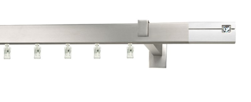 Chromovaná garnýž Aveno Sico Crystal, profil 31×13 mm. Hranatý profil vhodný pro montáž na zeď či strop v každém interiéru.