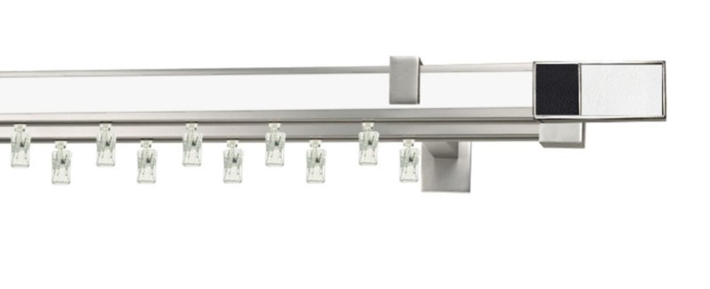 Bílá dvouřadá garnýž AVENO CROCO WHITE, BLACK s hranatým profilem 31×13 mm. Určeno pro montáž na stěnu nebo strop.