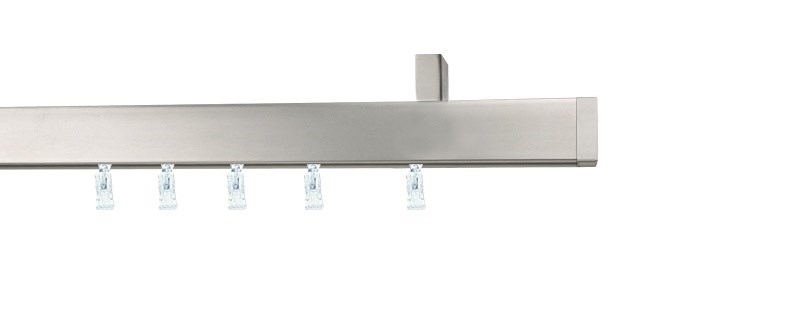 Moderní hliníková garnýž Aveno Malibu s obdélníkovým profilem 31×13 mm. Možnost montáže na zeď i ke stropu. Snadný posuv textilií.
