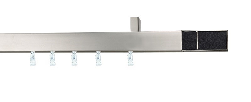 Černá hliníková garnýž Aveno Croco s profilem 31×13 mm. Určena pro montáž na stěnu nebo strop. Ideální pro moderní interiéry.
