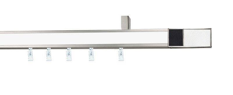 Moderní jednořadá garnýž Aveno Croco v černo-bílé kombinaci. Hliníkový profil 31×13 mm. Možnost instalace na stěnu nebo strop.