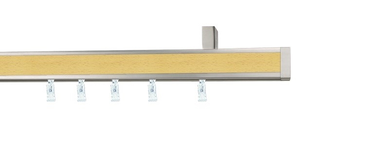 Hliníková garnýž Aveno Malibu v dekoru buku. Jednořadý profil 31×13 mm s drážkou. Montáž možná na stěnu i strop.