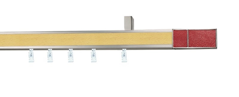 Kovová garnýž Aveno Croco v červené barvě s dekorem buku. Profil 31x13 mm, možnost montáže na stěnu nebo stropní instalace.