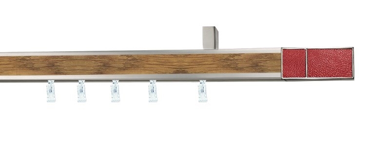 Kovová garnýž Aveno Croco v červené barvě s dekorem dub. Profil 31×13 mm, jednoduché provedení pro montáž na stěnu nebo strop.